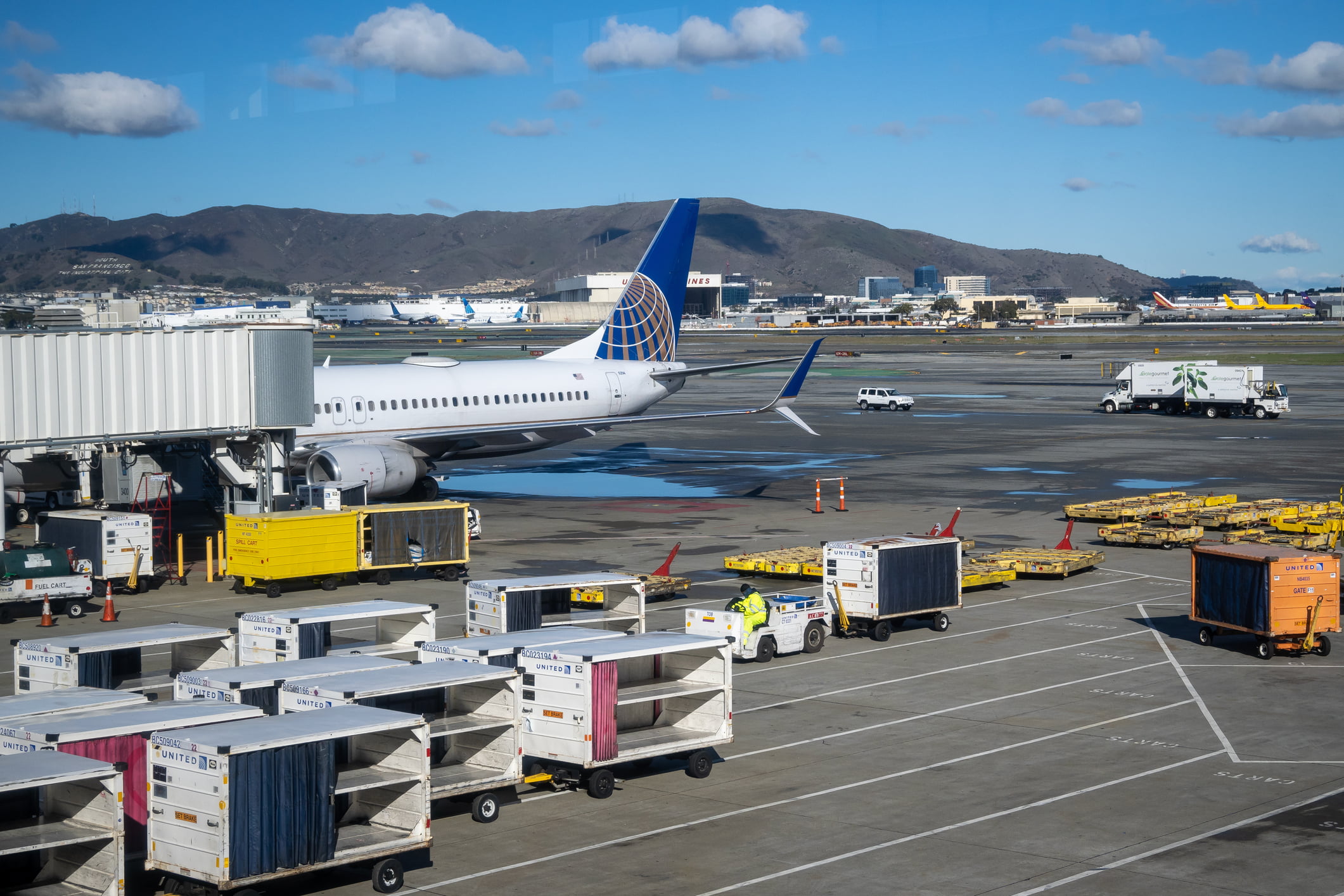 San Francisco, Dec 12, 2022. United Airlines airplane ready for boarding, viewed from the glass window of the San Francisco International airport
